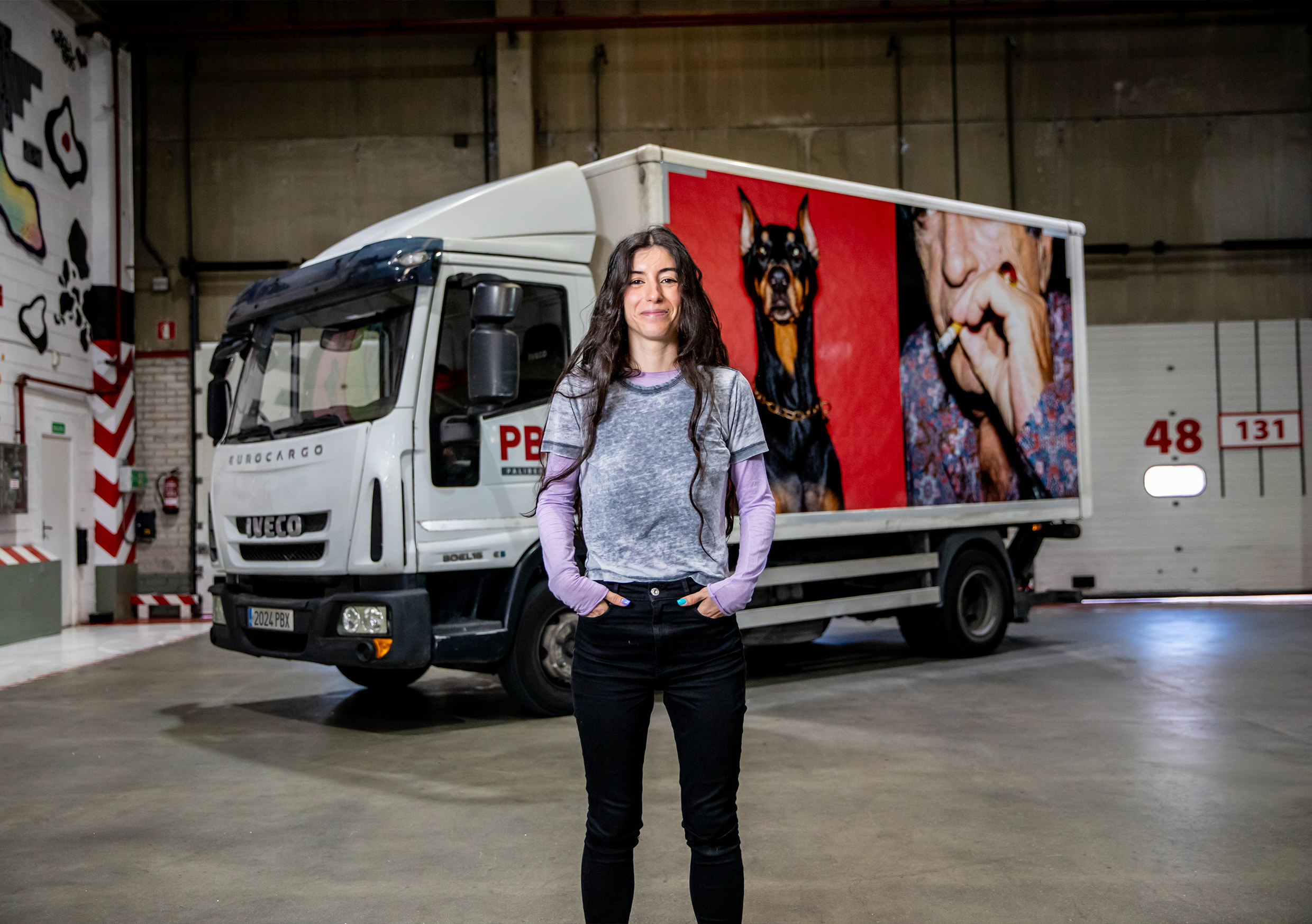 Manuela Lorente posa ante camión de Transgesa